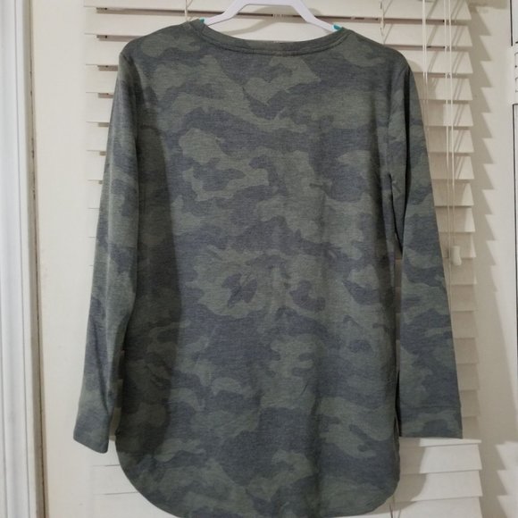 Jane and DeLancey Small crewneck camo long sleeve T-shirt - Picture 3 of 3